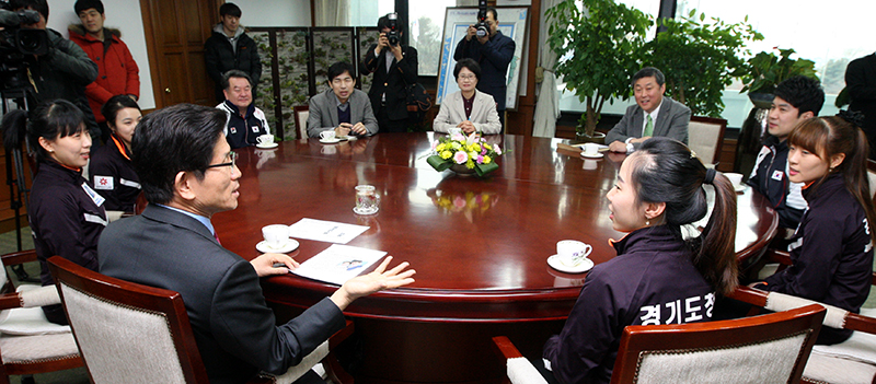 도지사 집무실에서 김문수 경기도지사와 여자 컬링팀 선수들이 환담을 나누고 있다. - (클릭시 큰 이미지 보기)