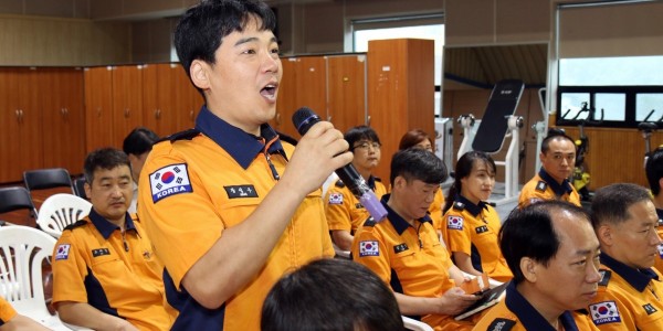 음주운전 근절을 위한 공감토크에서 용인소방서 직원이 음주운전에 대한 의견을 발표하고 있다..JPG