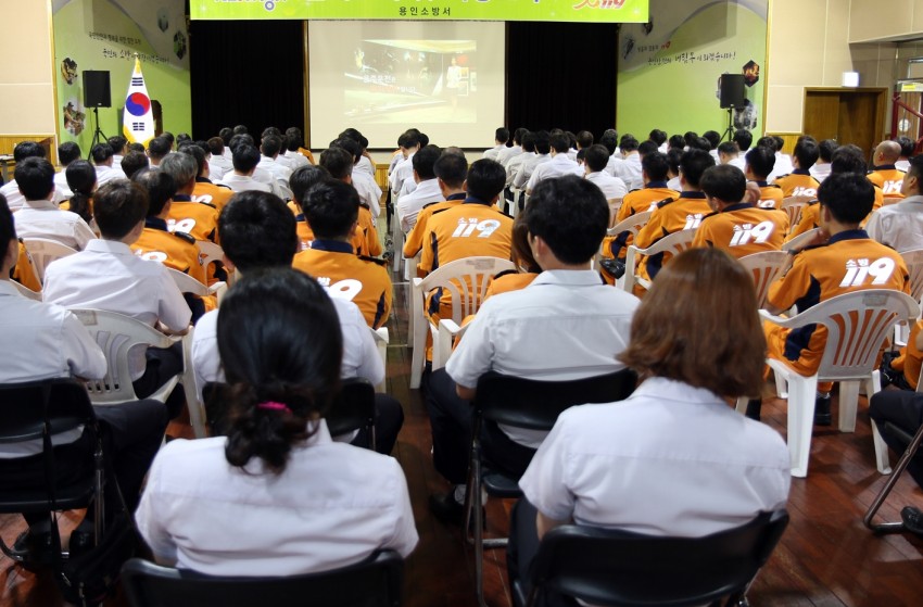 지난 10일 개최된 음주운전 공감토크에서 용인소방서 직원들이 음주운전 사고사례 동영상을 시청하고 있다..JPG