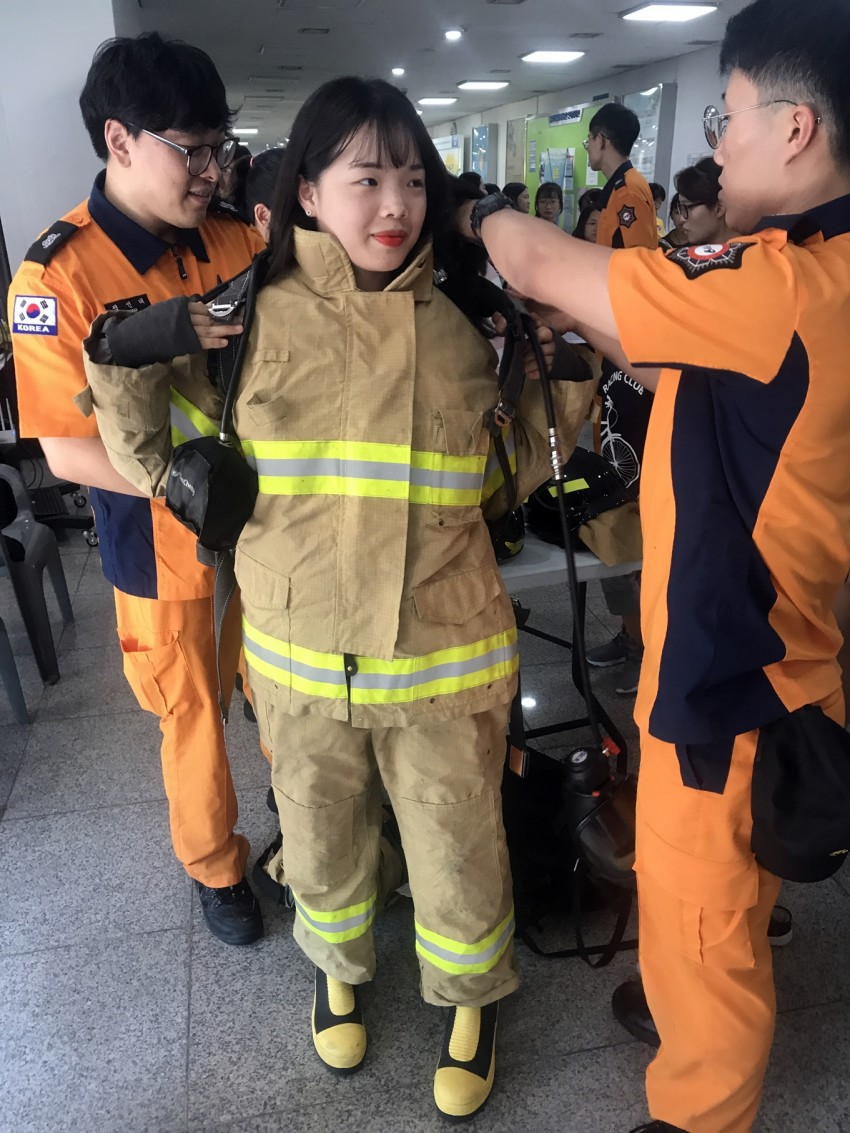 미래소방관 직업체험에 참가한 학생이 소방공무원들이 화재진압 시 착용하는 보호장비 착용을 체험하고 있다..JPG