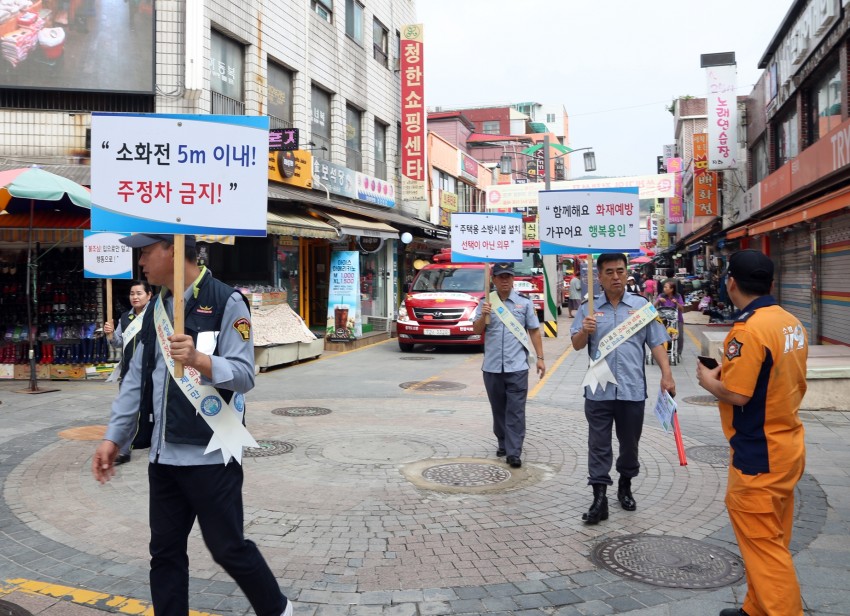 용인소방서 의용소방대원들이 용인중앙시장에서 소방차 길터주기 및 지진대비 국민행동요령 홍보 캠페인을 진행하고 있다..JPG