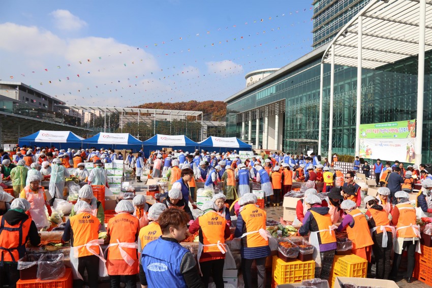 삼성전자와 함께 하는 사랑나눔 김장축제 장면.jpg