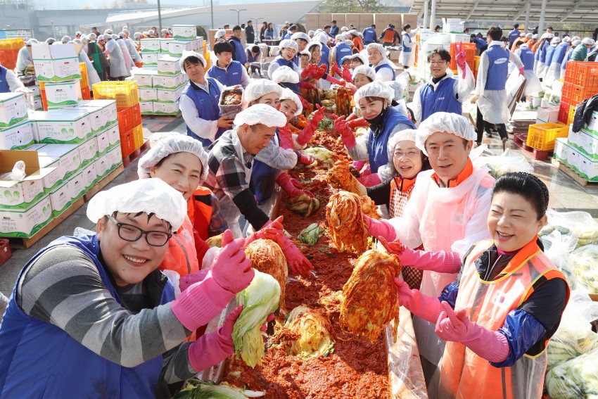 정찬민 시장이 사랑나눔 김장축제에서 봉사자들과 환하게 웃으며 김장을 만들고 있다..jpg