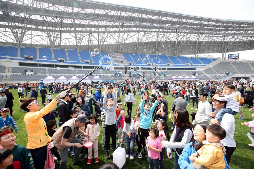 (사진)1-1용인시민체육공원주경기장에서시민들이버블대전을즐기고있다(3월31일).jpg