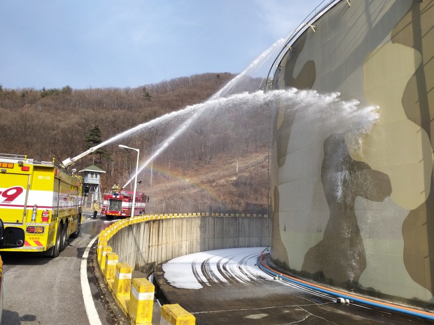 용인소방서 직원들이 한국석유공사 용인지사에서 현장대응훈련을 하고 있다..jpg