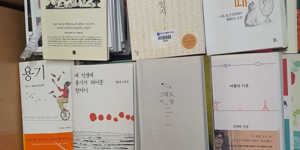 1.자가격리+도민들에게+기증한+도서1.jpg