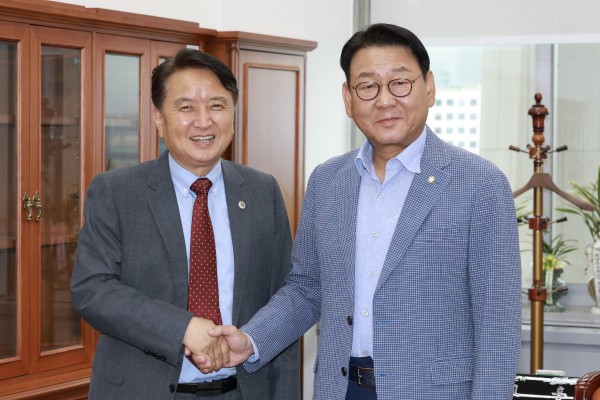 김영환 충북지사, 김교흥 행안위원장 만나 중부내륙특별법 법안심사 소위 개최 건의 이미지1