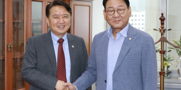 김영환 충북지사, 김교흥 행안위원장 만나 중부내륙특별법 법안심사 소위 개최 건의 이미지1